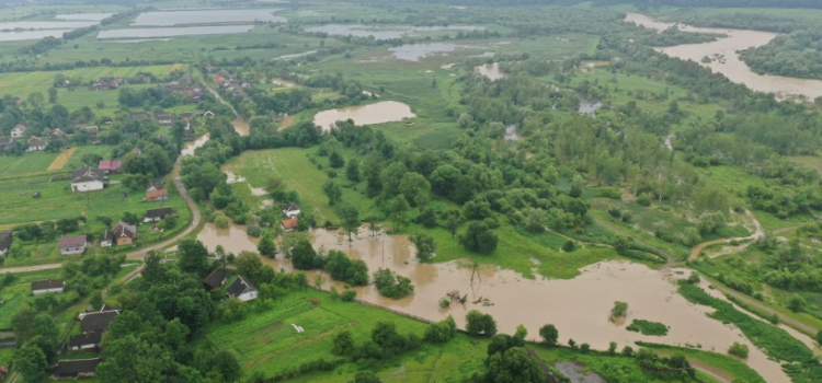 У селі на Калущині річка зруйнувала дамбу