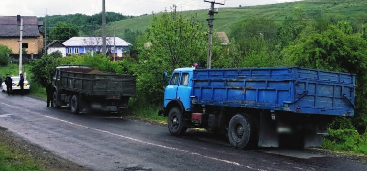 На Снятинщині поліцейські затримали дві вантажівки із гравієм
