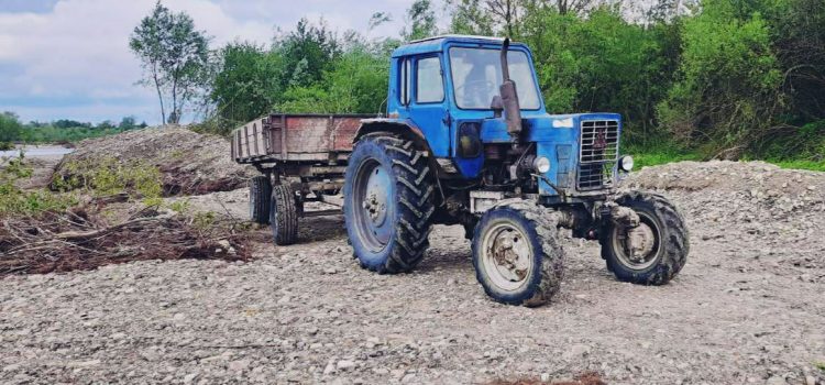 Поліцейські Прикарпаття розслідують незаконне перевезення гравію і деревини