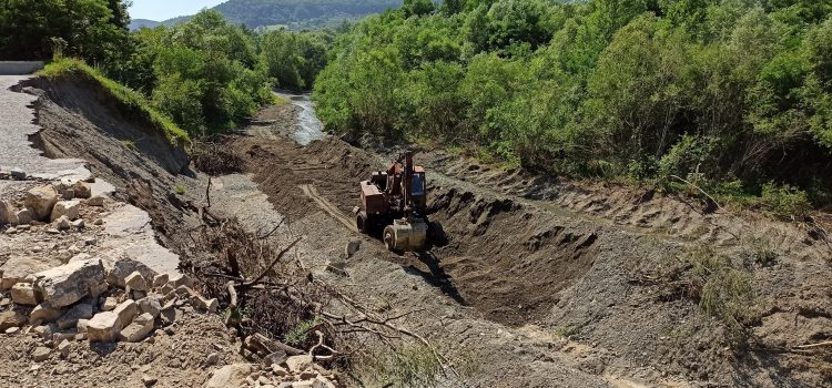 У селі на Коломийщині відновлюють берег річки та дорогу зруйновані паводком